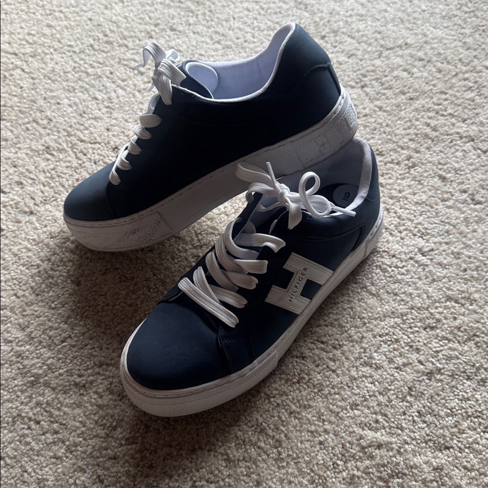 Tommy Hilfiger Women's Sz 9 Sneakers